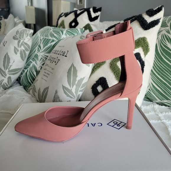 Zarya Pump w/Ankle Strap - Call It Spring - Picture 3 of 5